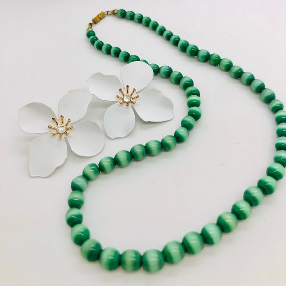 Vintage Green Moonglow Bead Necklace & Mod Flower Earrings - Picture 13 of 13
